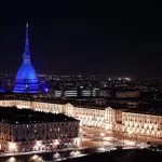 La Mole Antonelliana si accende di blu contro il bullismo