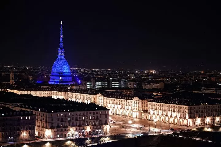 Mole Antonelliana color blu con sfondo di Torino