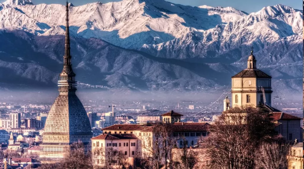 Torino vista dall'alto con le montagne innevate