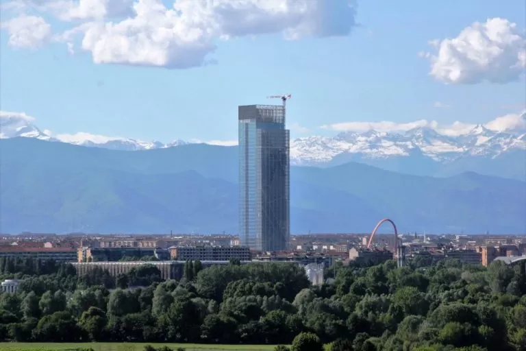 grattacielo regione Piemonte cielo blu