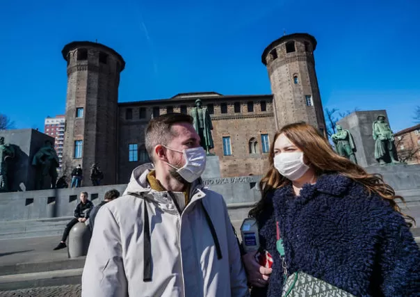 giovani con mascherina in piazza Castello Torino