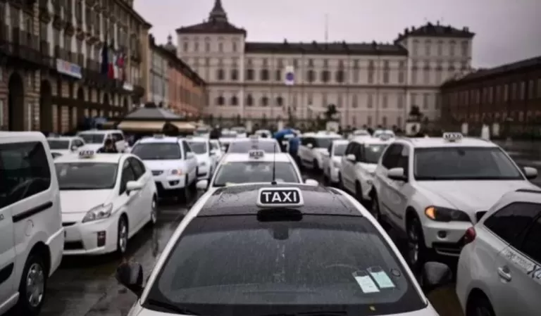 A Torino realizzate aree taxi per i vaccini l'iniziativa di Comune e CNA