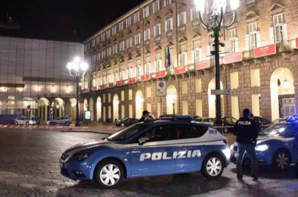 Volante della Polizia in piazza Castello Torino