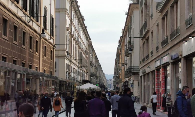 Aumentano i controlli contro gli assembramenti a Torino: multe e locali chiusi
