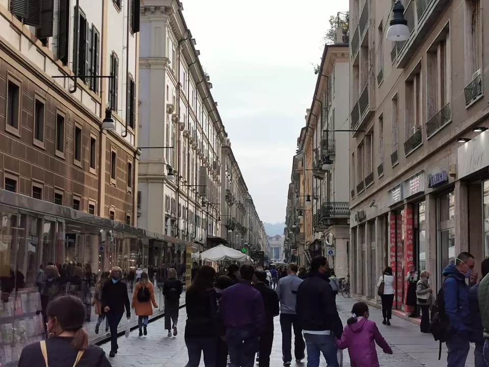 Aumentano i controlli contro gli assembramenti a Torino: multe e locali chiusi