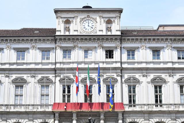 Palazzo Civico Torino bandiere mezz'asta