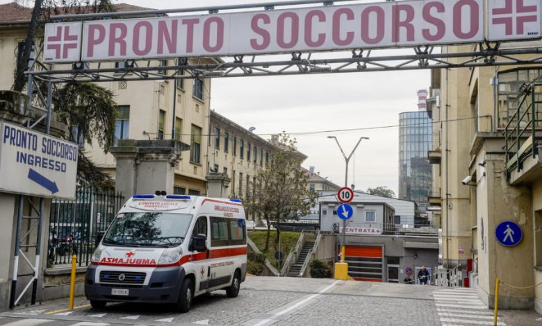 Ambulanza davanti pronto soccorso ospedale Molinette