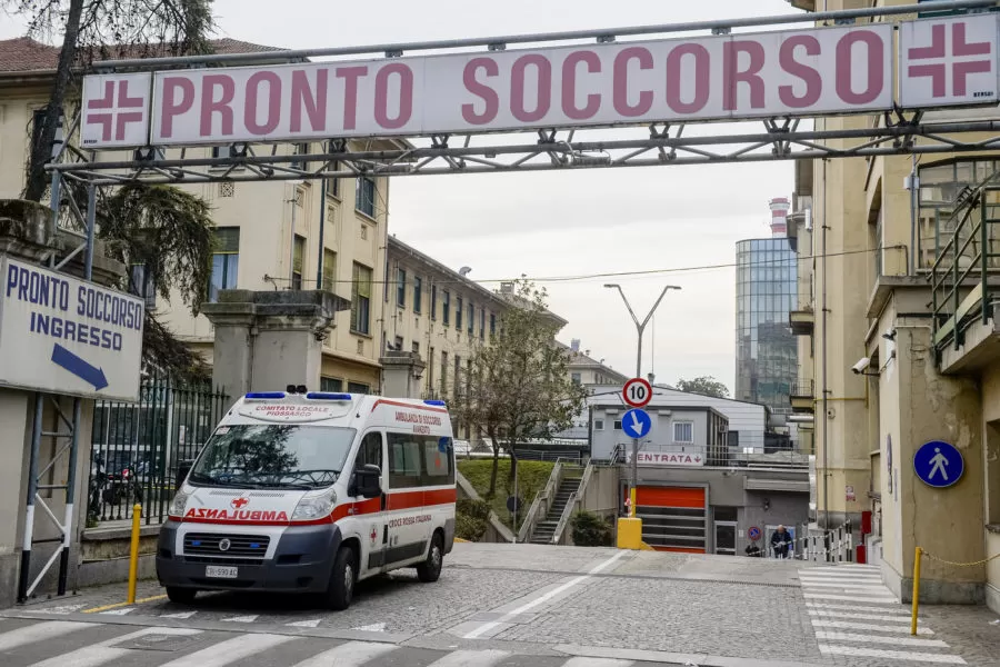 Ambulanza davanti pronto soccorso ospedale Molinette