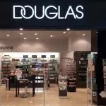 Douglas chiude a Torino un terzo dei punti vendita