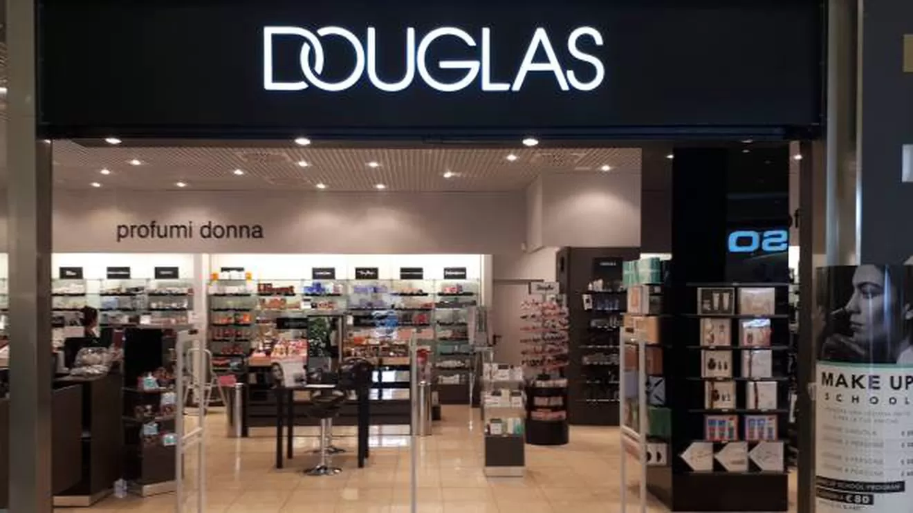 Douglas chiude a Torino un terzo dei punti vendita