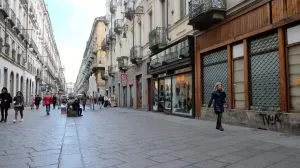 Locali chiusi o in vendita: la crisi dei negozi di via Garibaldi