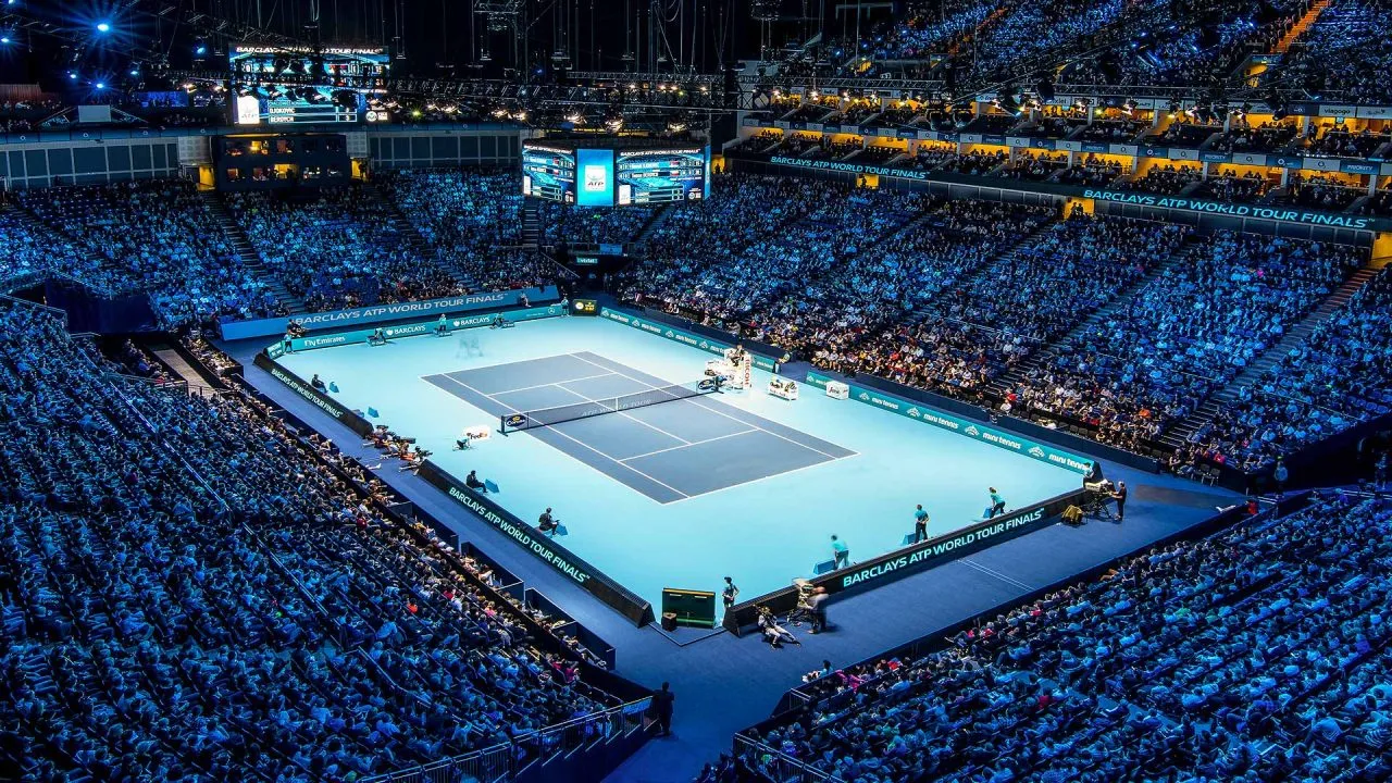 Campo da tennis al coperto completamente illuminato e gremito di spettatori durante un torneo internazionale al PalaAlpitour di Torino