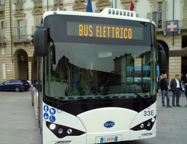 A Torino si potrà pagare col Bancomat direttamente sui nuovi bus elettrici