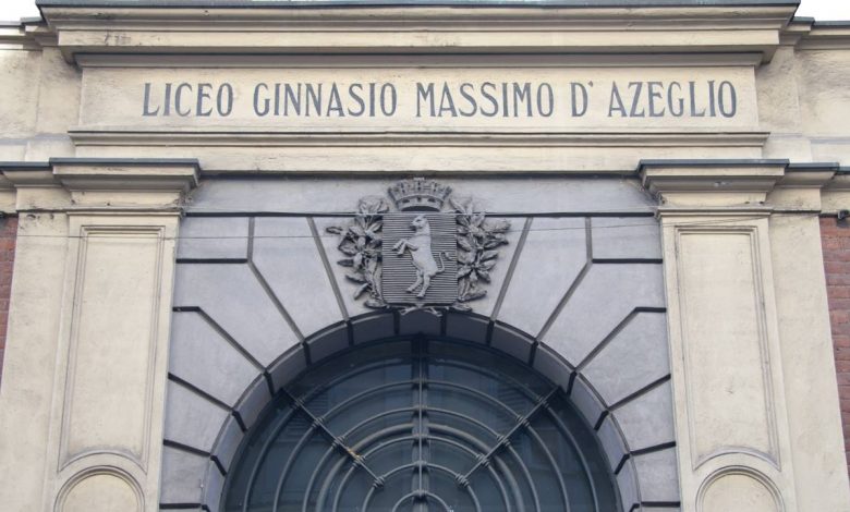 Insegna dell'entrata del liceo Massimo d'Azeglio di Torino