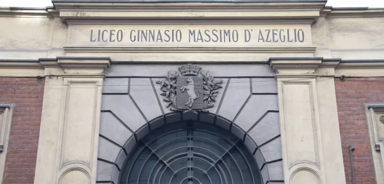 Insegna dell'entrata del liceo Massimo d'Azeglio di Torino
