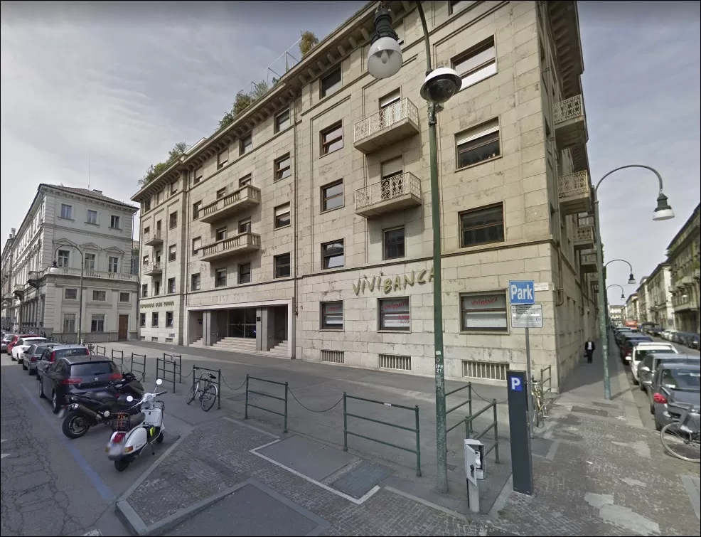 Torino, a Palazzo San Francesco una recinzione per proteggere un condominio dalla movida