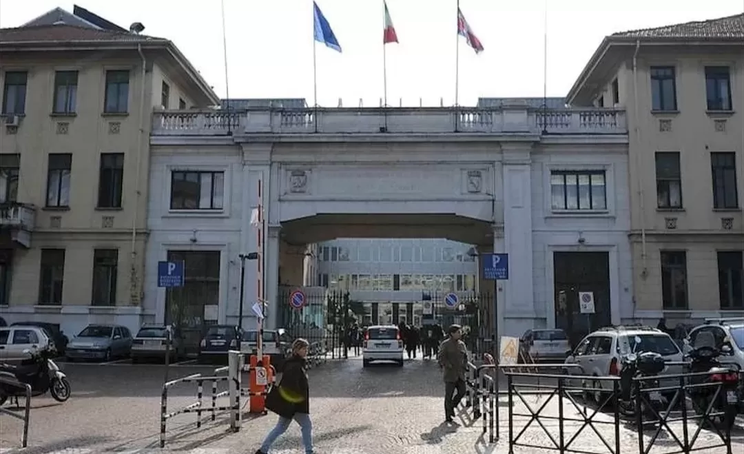 Entrata dell'ospedale Molinette di Torino di giorno