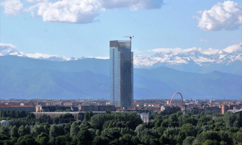 Grattacielo della Regione Piemonte con sfondo le montagne