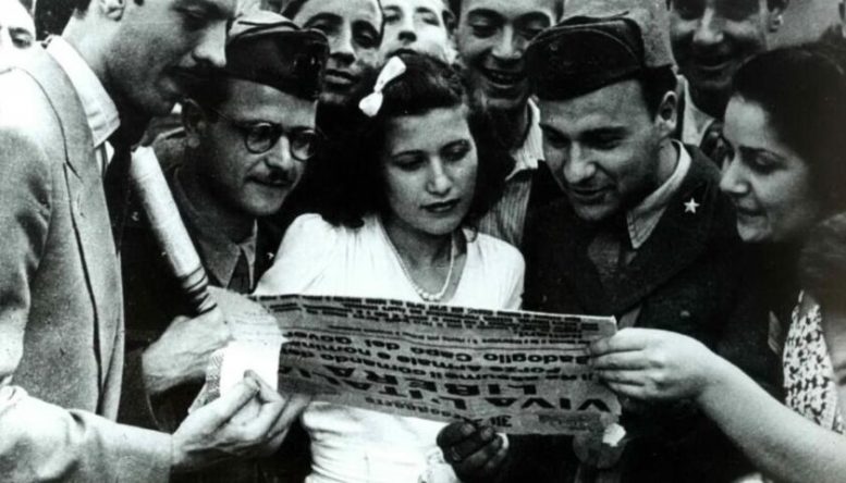 Giovani leggono il giornale che annuncia L'armistizio dell'8 settembre 1943