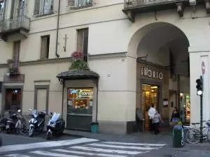 Vetrine del bar Florio in via Po a Torino