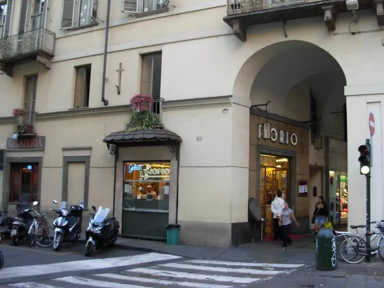 Vetrine del bar Florio in via Po a Torino