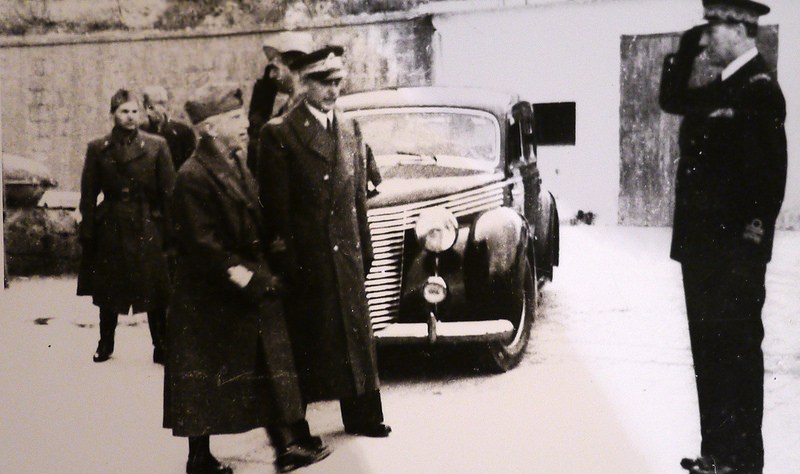 Re Vittorio Emanuele II e Badoglio a Brindisi davanti a una macchina