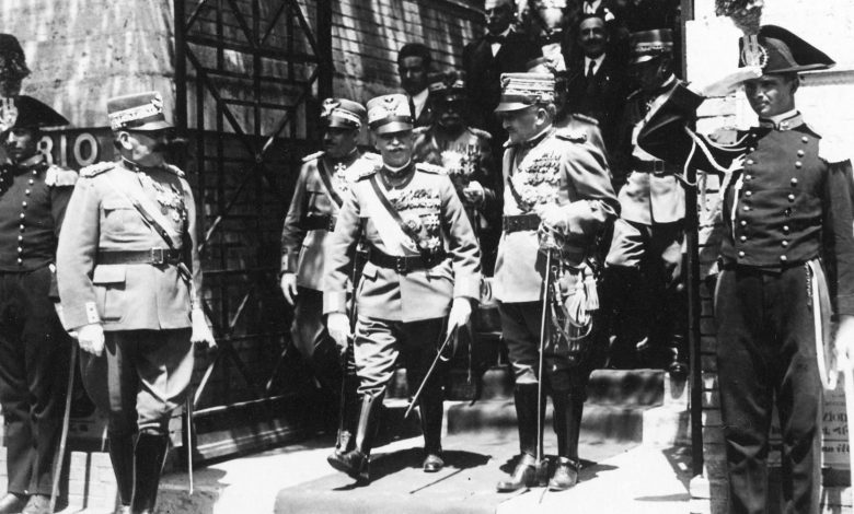 Re Vittorio Emanuele III seguito dallo Stato Maggiore dell'esercito Italiano a Brindisi