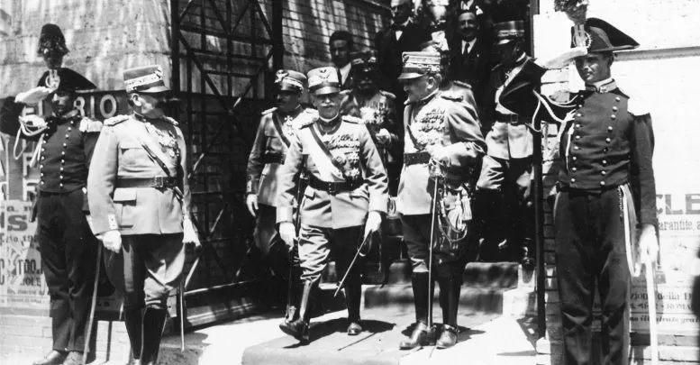 Re Vittorio Emanuele III seguito dallo Stato Maggiore dell'esercito Italiano a Brindisi