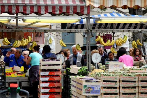 Torino, a Santa Rita aperitivi tra i banchi del mercato: esultano gli esercenti