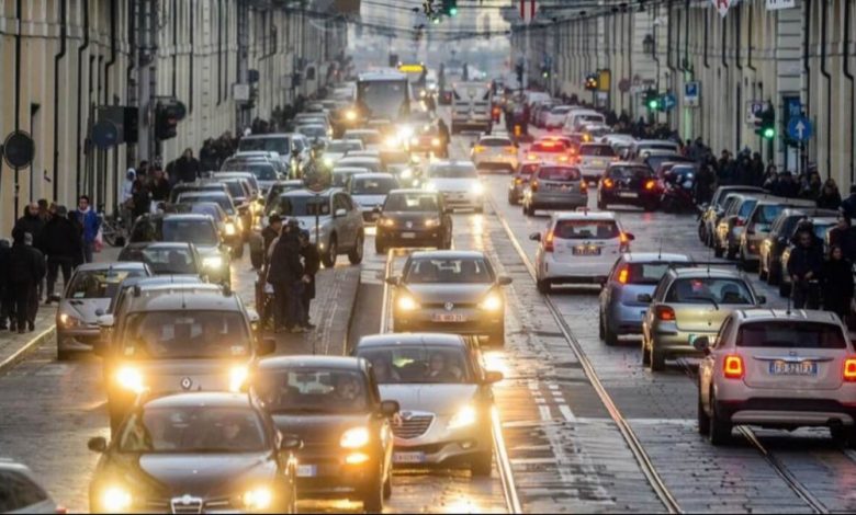 A Torino ci sono troppe auto private: è la città italiana col più alto tasso di motorizzazione