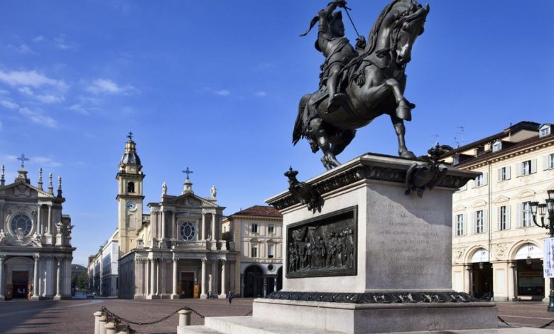 Piazza San Carlo Torino con in primo piano la statua di Emanuele Filiberto