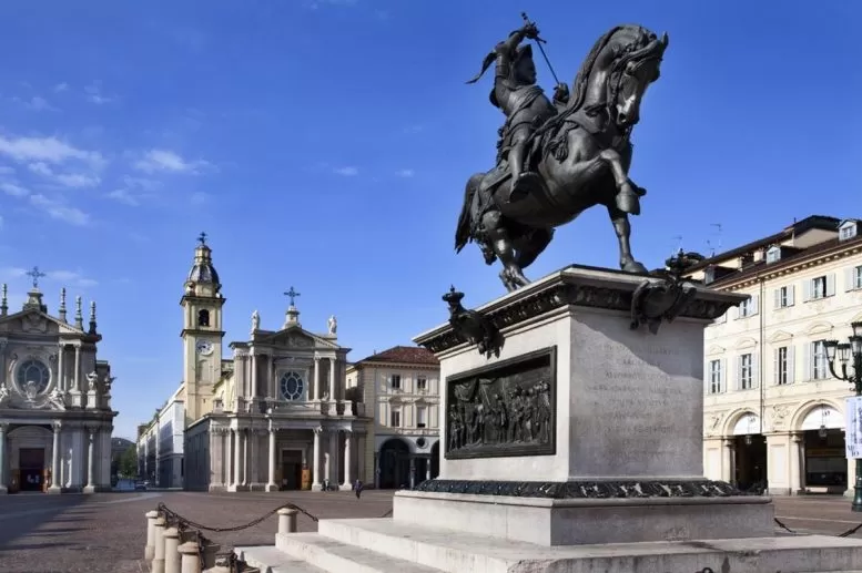 Piazza San Carlo Torino con in primo piano la statua di Emanuele Filiberto