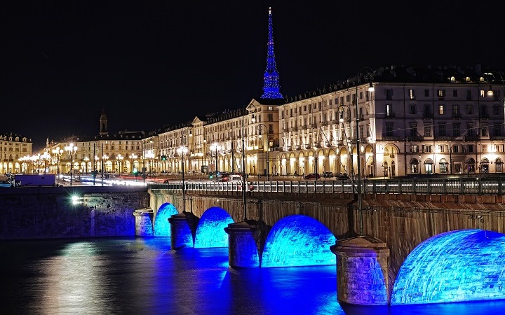Ponte della Gran Madre di Torino illuminata di blu la sera