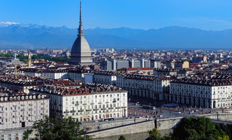 Torino e Mole Antonelliana vista dall'alto di giorno