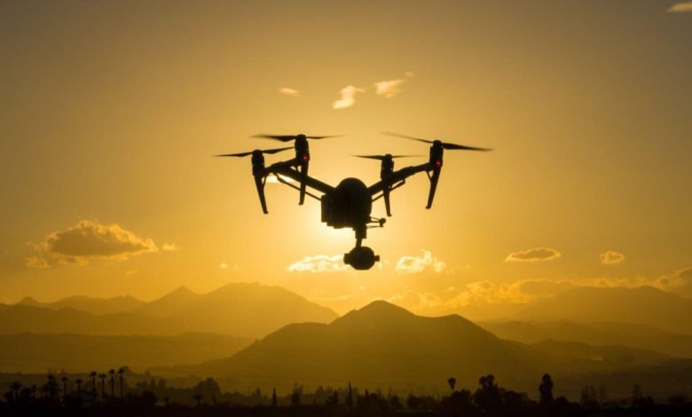 drone in volo al tramonto