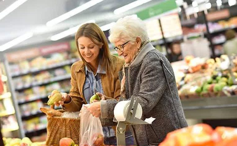 Anziana accompagnata da una signora a fare la spesa
