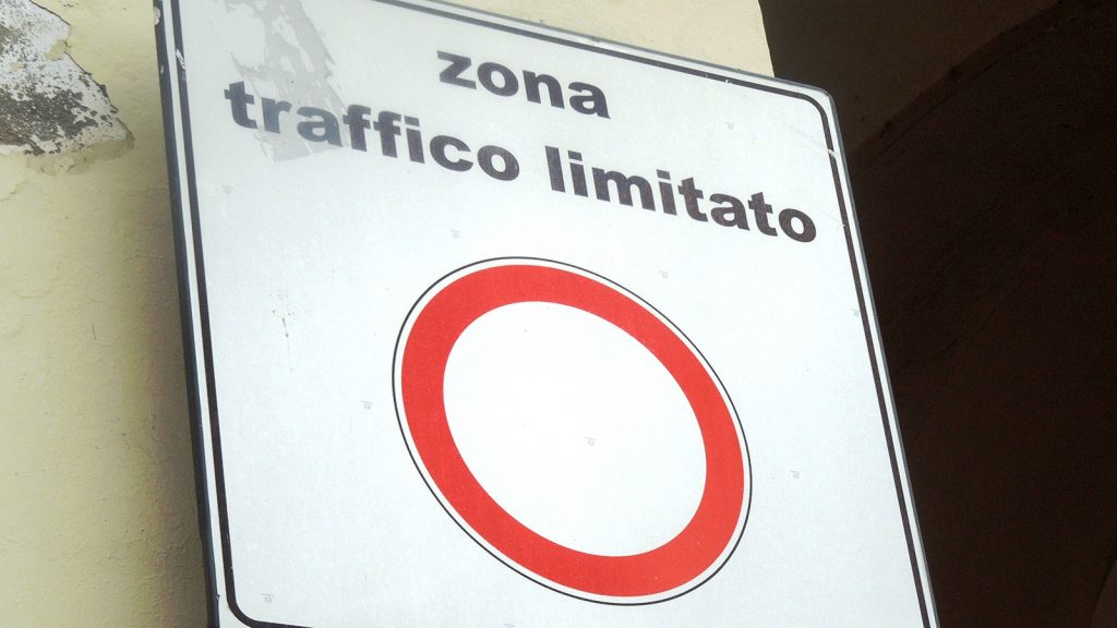 Cartello bianco con segnale di divieto d'accesso della Ztl Torino