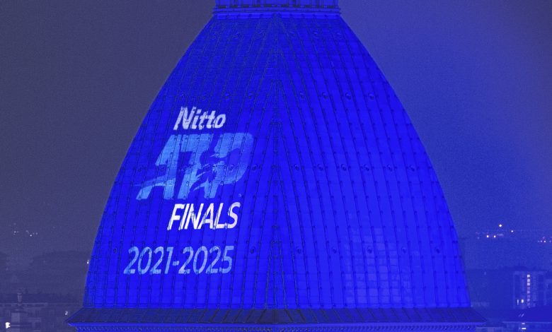 Mole Antonelliana di sera illuminata di blu con il logo delle Atp Finals