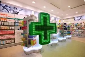 Interno Farmacia con medicinali esposti