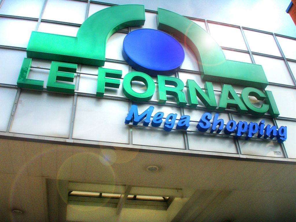 Logo d'entrata verde e blu de Le Fornaci di Beinasco