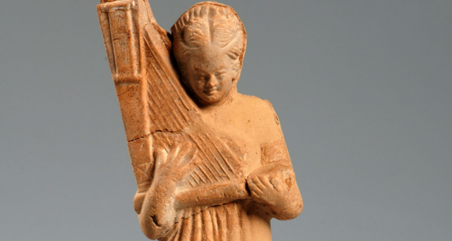 Statua di donna con arpa