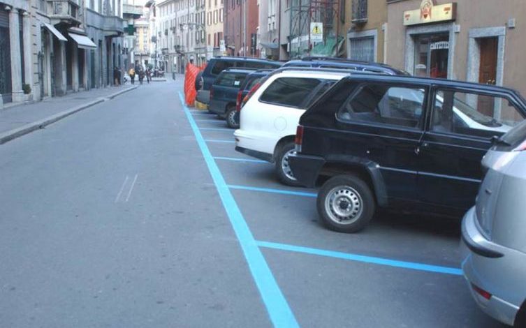 automobili parcheggiate in strisce blu