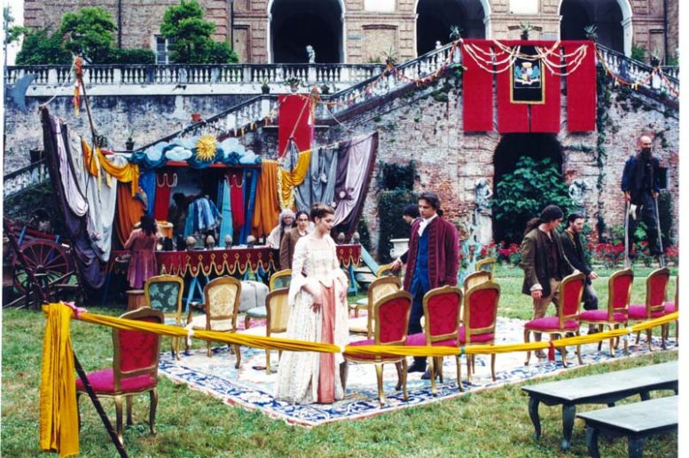 Una scena della commedia tv Elisa di Rivombrosa girata nei giardini del castello di Agliè