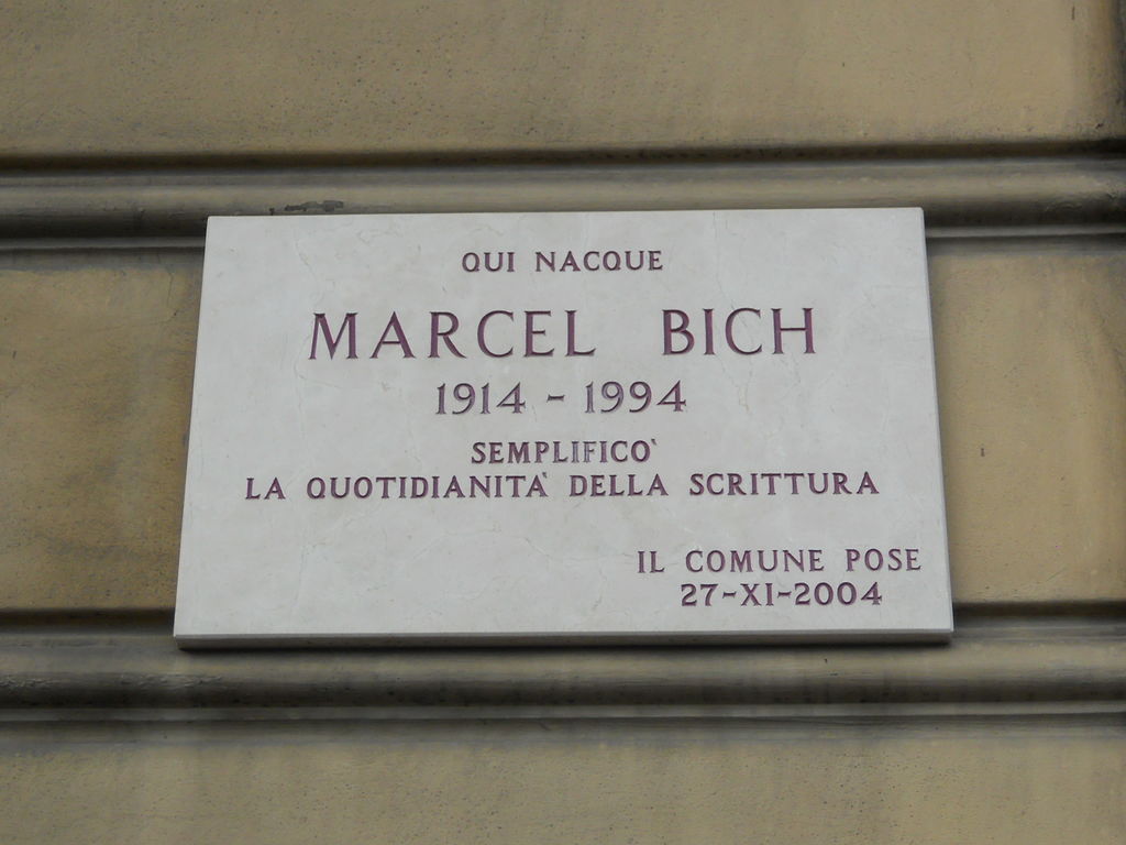Targa che ricorda la nascita di Marcel Bich in corso Re Umberto 60