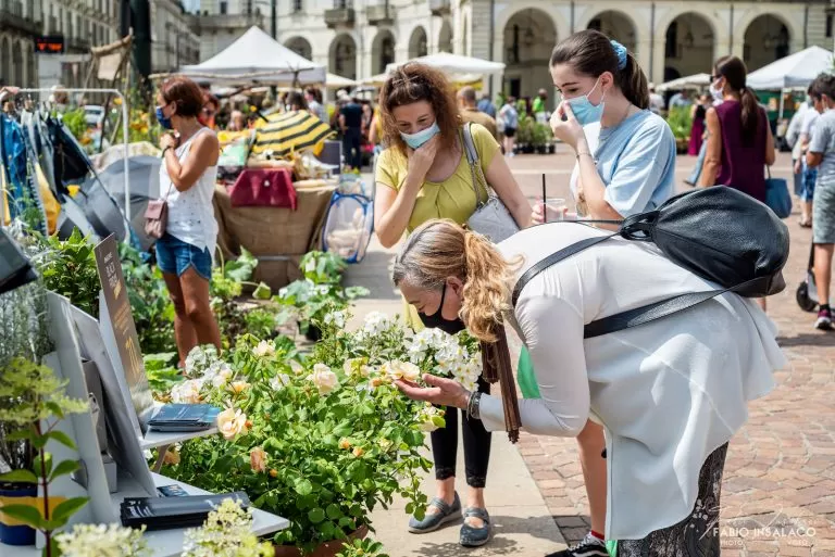 ragazze guardano fiori ad Agriflor in piazza Vittorio