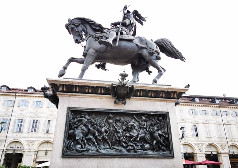 statua del Duca Emanuele Filiberto in piazza San Carlo Torino