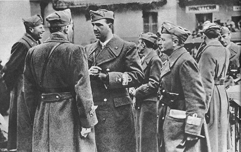 Umberto II parla con generali dell'esercito italiano a Brindisi nel 1943