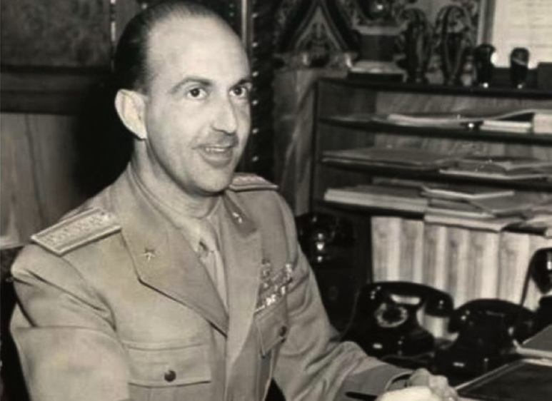 Umberto II in divisa militare seduto alla scrivania