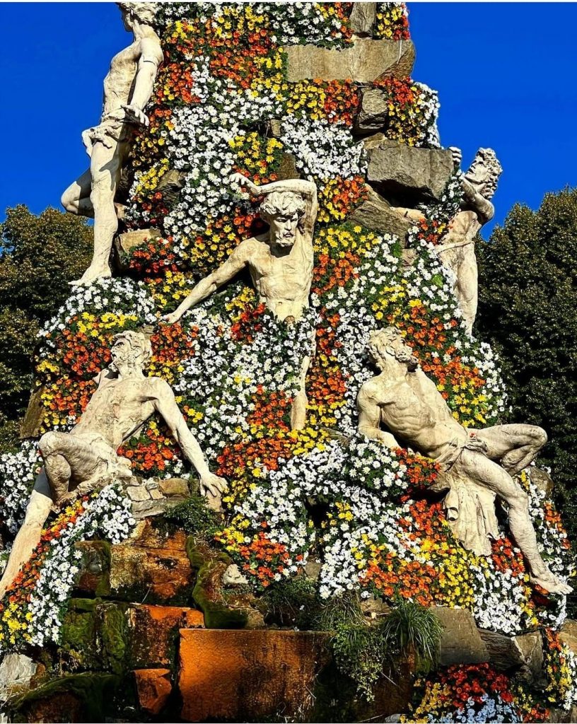 Monumento del Frejus di Torino ricoperti di fiori 