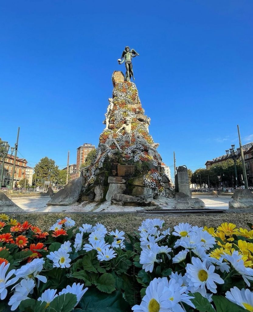 Monumento del Frejus di Torino ricoperti di fiori